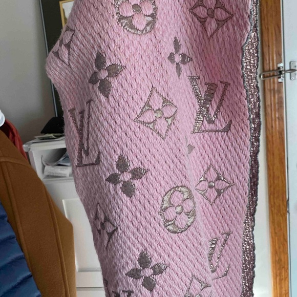 Louis Vuitton scarf pink - Picture 1 of 3